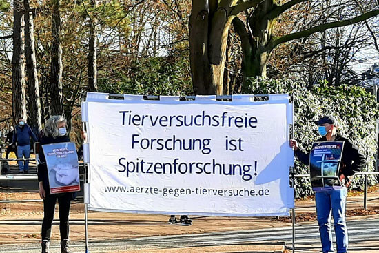Ampelaktion gegen Tierversuche vor dem UKE Hamburg